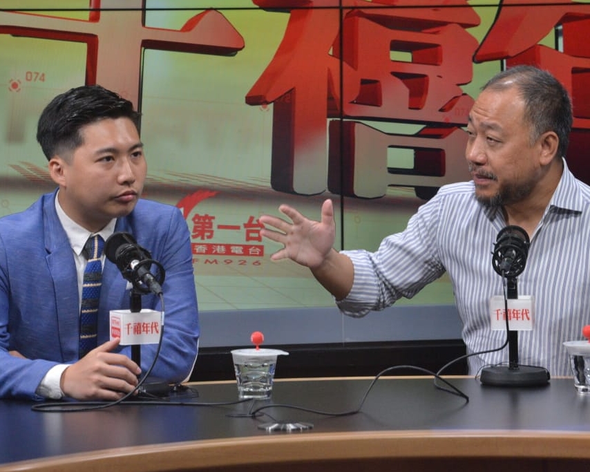 陳少棠(右)笑言要為行用專用區寫悔過書。左為余德寶。