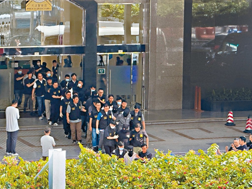 澳門司警在大規模執法行動中拘捕26名澳門、內地及香港涉案人士，當中包括3名現役澳門保安部人員、兩名澳門退役警務人員，涉收賄通風報信。