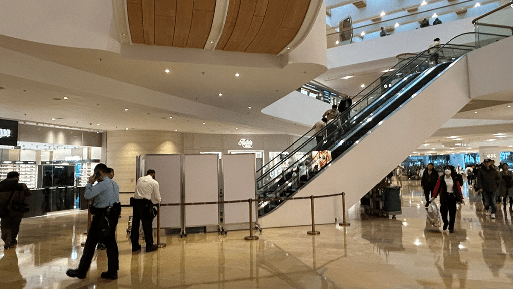 金鐘太古廣場扶手電梯意外 男子疑失平衡「骨牌式」撞人釀4傷