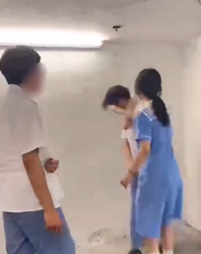 另一名女生出手摑受害男生。網片截圖