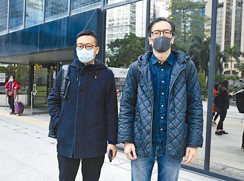 《立場新聞》前總編輯鍾沛權(右)及署任總編輯林紹桐到庭應訊。