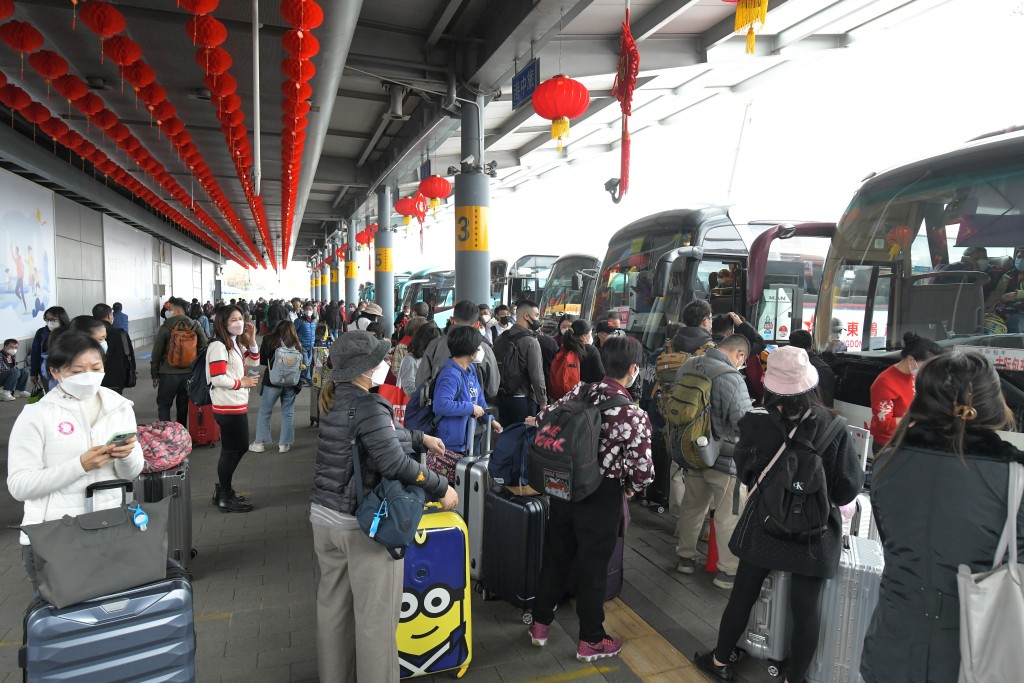 深圳灣口岸入境大堂外，有市民等候乘坐接駁巴士。（梁譽東攝）