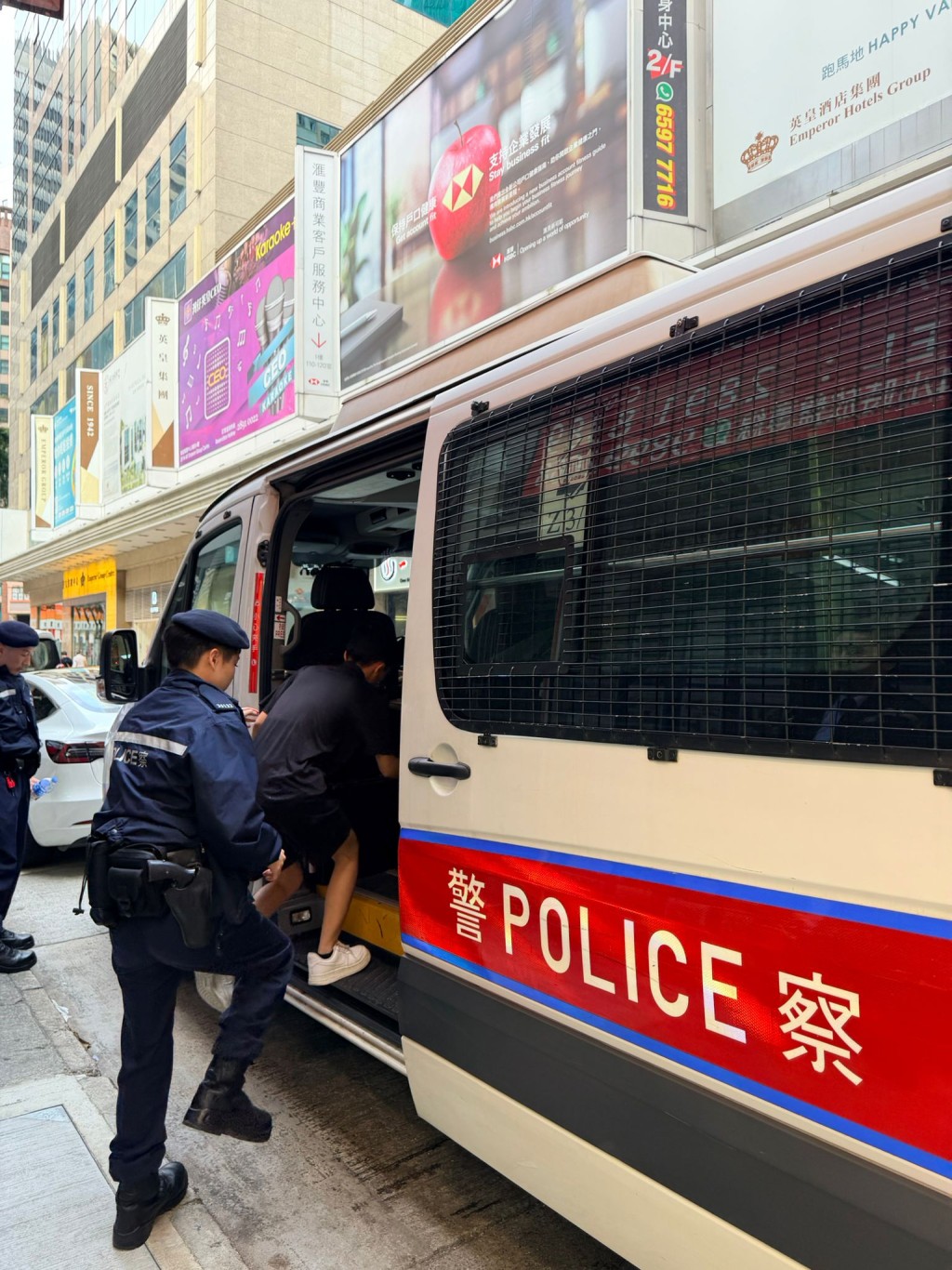 跨部門港島打擊黑工聯合行動 拘捕19人。警方圖片