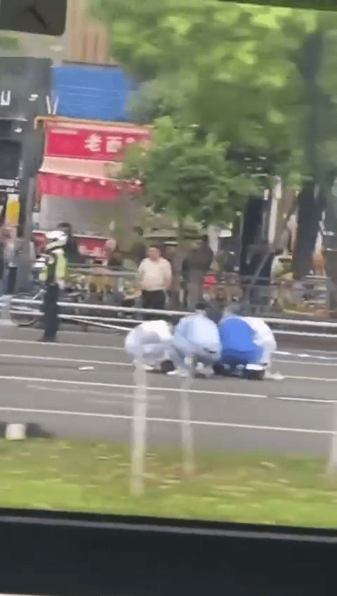 医护到场处理伤者。