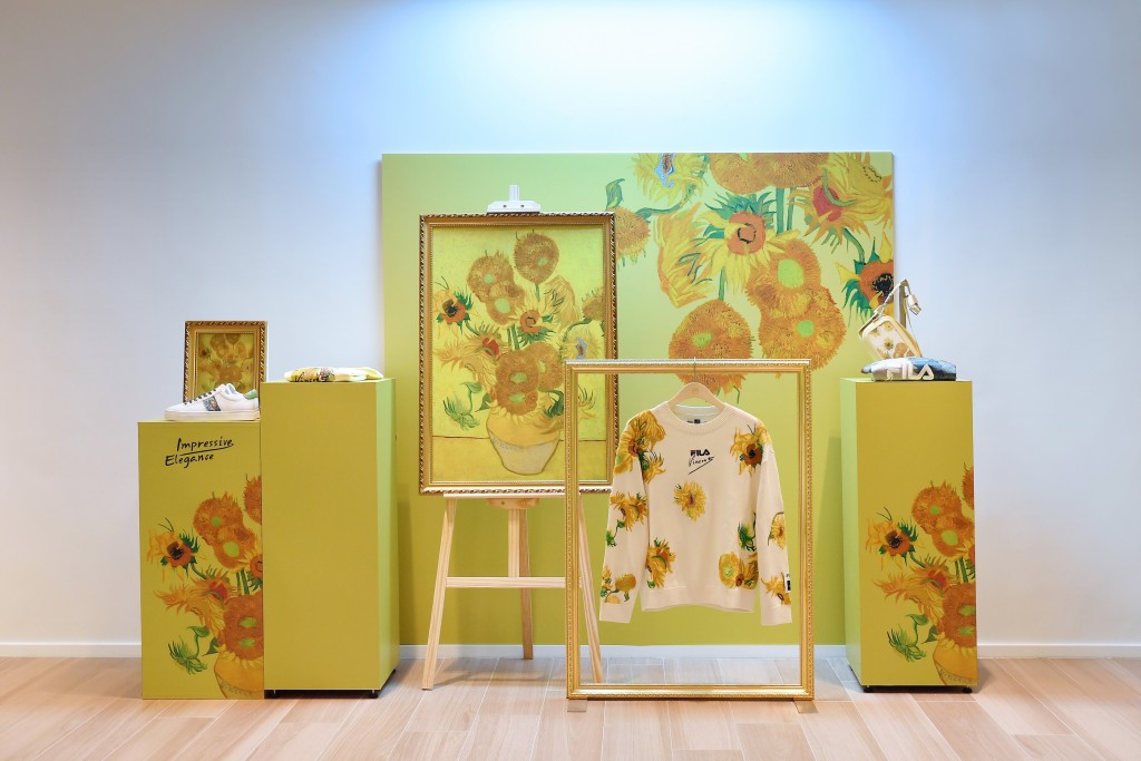 由即日至1月16 日（日）於銅鑼灣舉行期間限定的「FILA x Van Gogh Museum」展覽，將新作搖身一變成為藝術裝置，並由著名跨媒體藝術家林宜輝（Ed Lam）利用光雕投影技術，讓與會者恍如置身梵高的藝術世界之中。