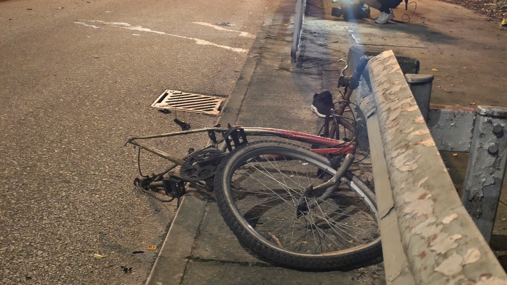 單車被撞至變形。 單車被撞至變形。