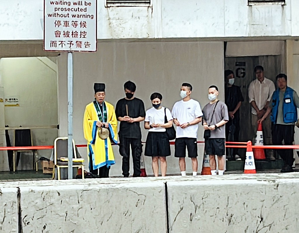 死者家屬雨下路祭。林思明攝 死者家屬雨下路祭。林思明攝