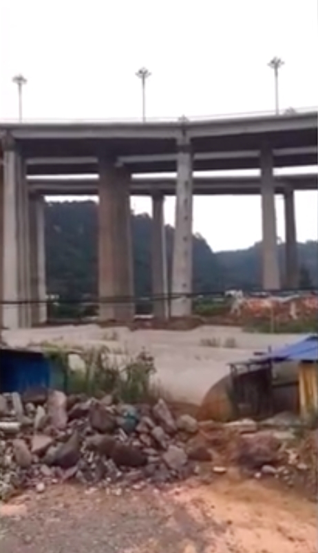 其中一條橋墩柱出現傾斜情況。網圖