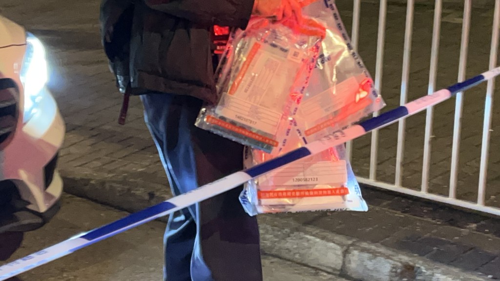 警員在車上檢獲懷疑毒品，包括依托咪酯（俗稱「太空油」）。蔡楚輝攝