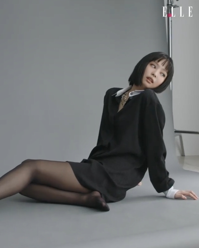 Jennie着黑絲騷美腿。(ELLE KOREA圖片)