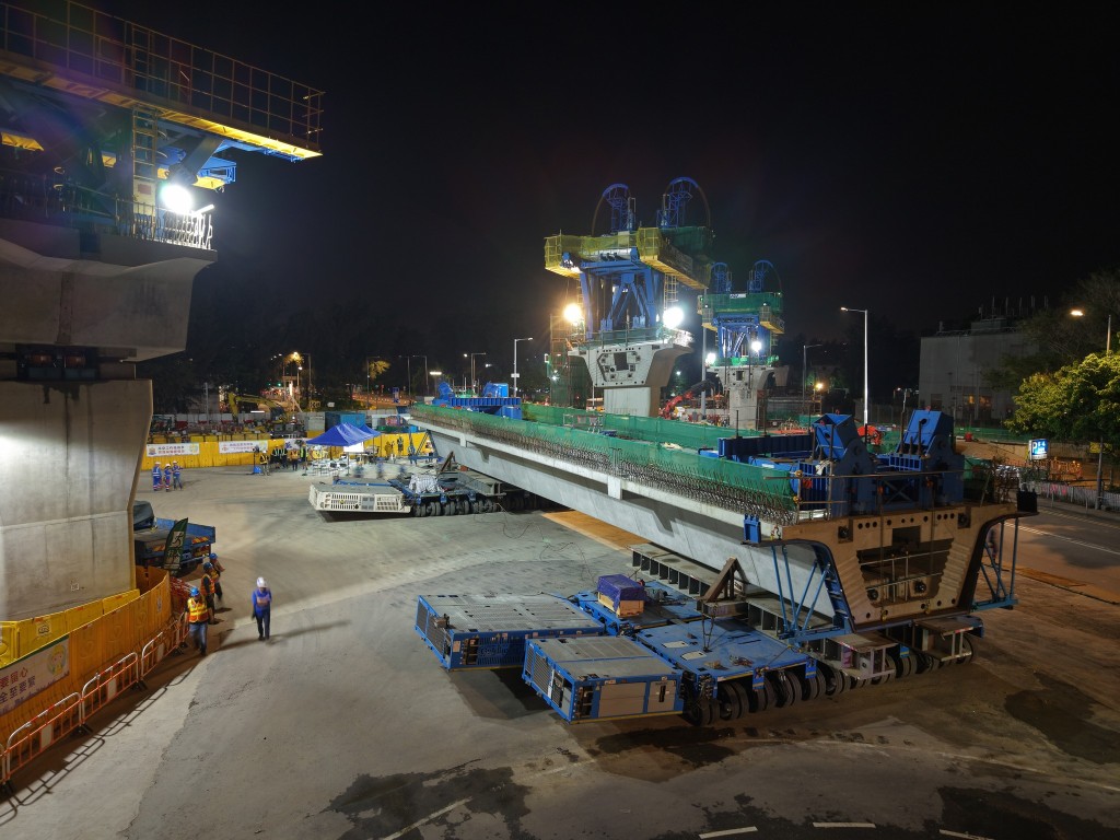 土拓署指連接落馬洲路與粉嶺公路/新田公路的連接路工程第四節段橋樑完成吊裝。土拓署FB圖片 土拓署指連接落馬洲路與粉嶺公路/新田公路的連接路工程第四節段橋樑完成吊裝。土拓署FB圖片