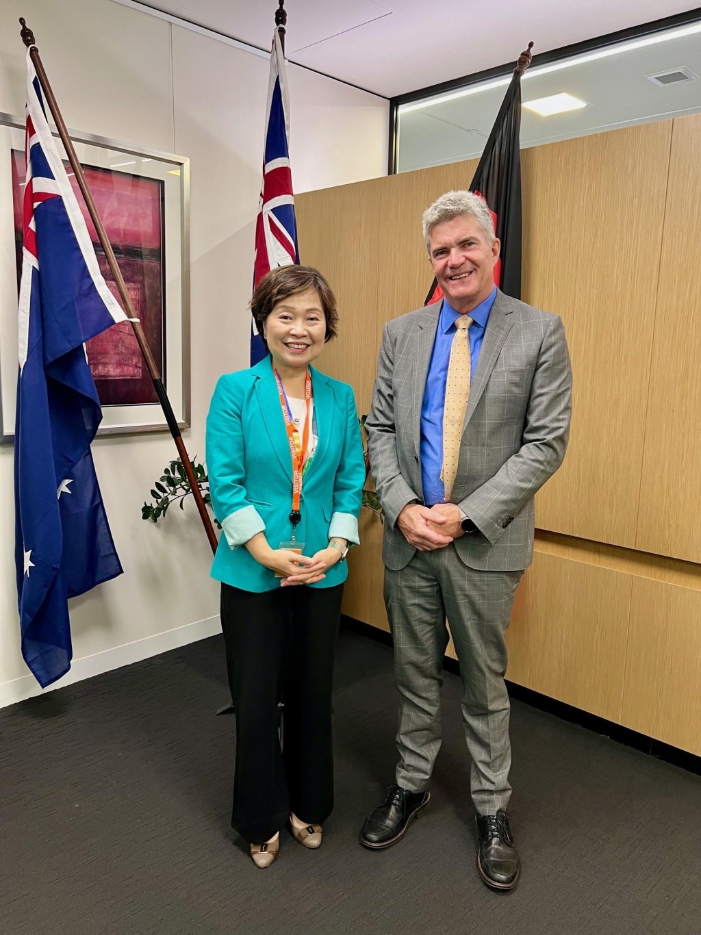 蔡若莲（左）3月4日（悉尼时间）在澳洲悉尼与新南威尔斯州技能、技术与继续教育及高等教育部长Steve Whan（右）会面。