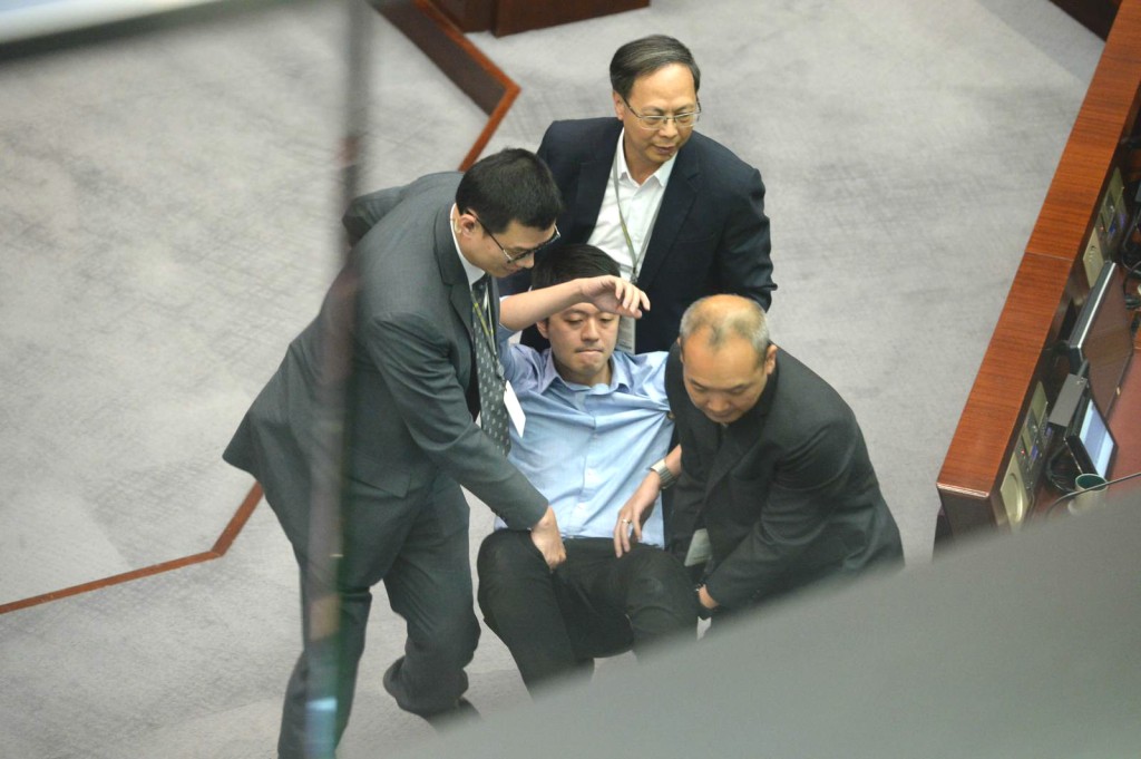 許智峯被驅逐出會議。資料圖片