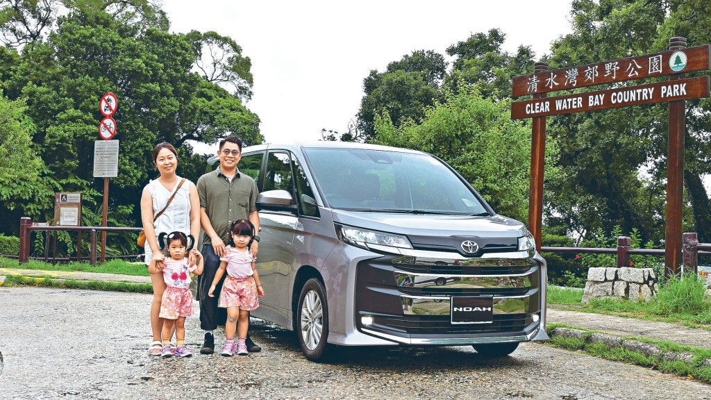 車頭面孔採用豐田MPV家族式的特大鬼面罩,質感貴氣瀟灑。