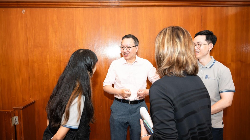 律政司司長林定國粉墨登場飾演17歲的被告,參與一場關於刑事恐嚇的審訊。法治建設辦公室fb