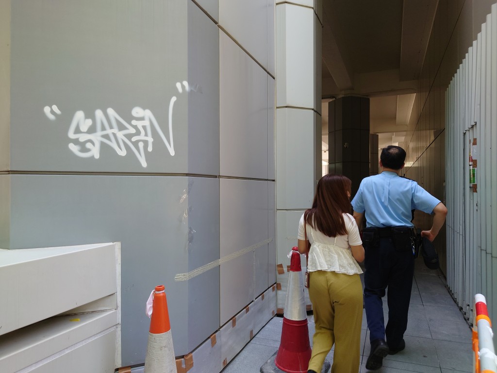 高等法院外牆遭人噴上英文字圖案的白色噴漆。劉漢權攝