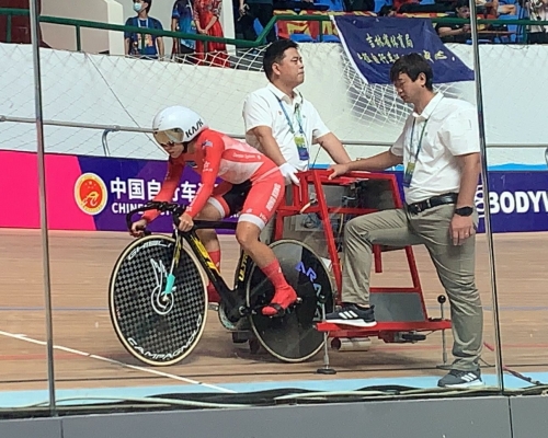 杨础摇率先登场，以20秒078完成250米计时赛。 香港单车总会图片
