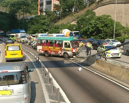 小巴荃灣失事撞跌燈柱。網民張绍坤圖片