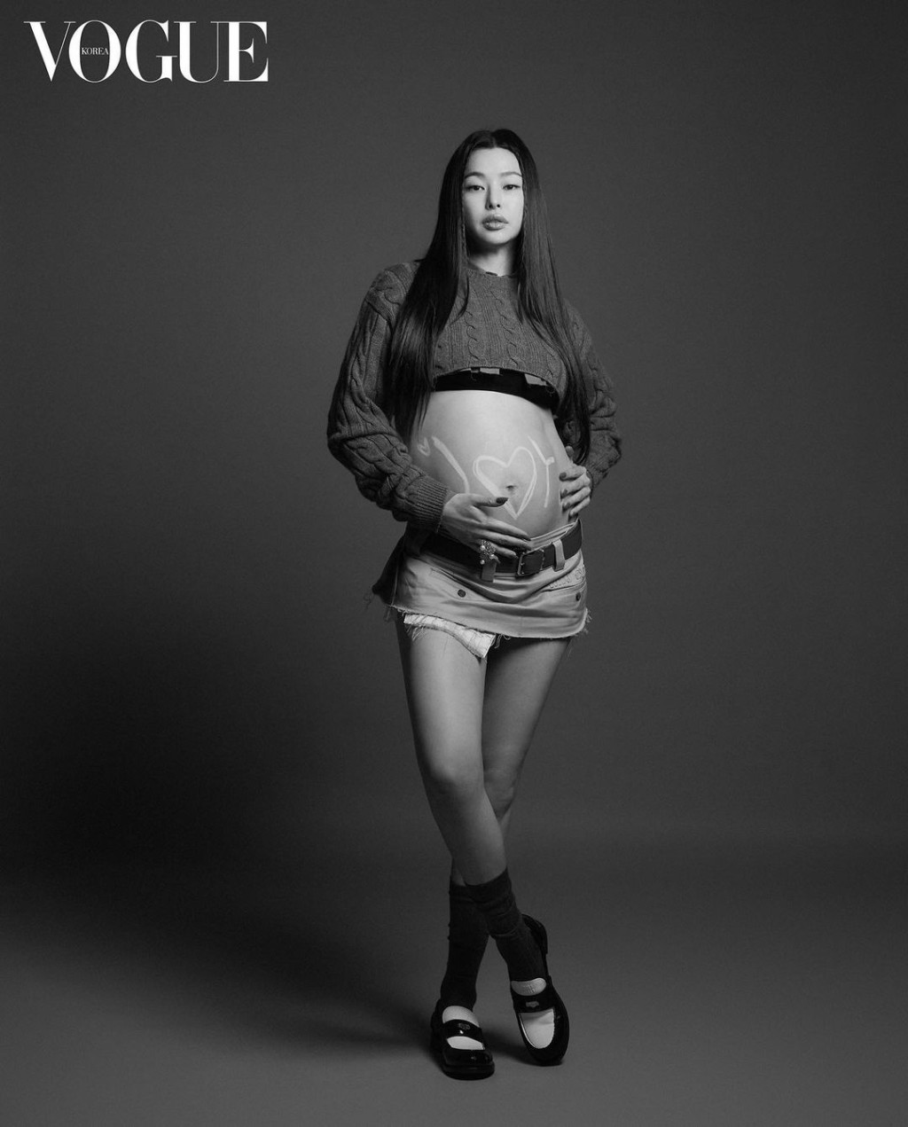 李荷妮近日公開為雜誌拍攝的孕照。(韓國版《VOGUE》照片)