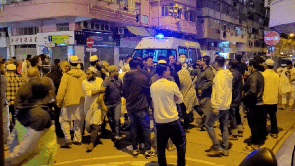 日前深水埗聚集多名南亚群众于街头起哄。网上片段截图