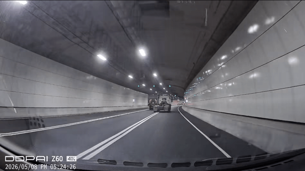 一輛密斗貨車與一輛拖頭於隧道管道內高速行駛，其間多次無視雙白線左穿右插，互相爭路。Facebook 車cam L（香港群組）影片截圖