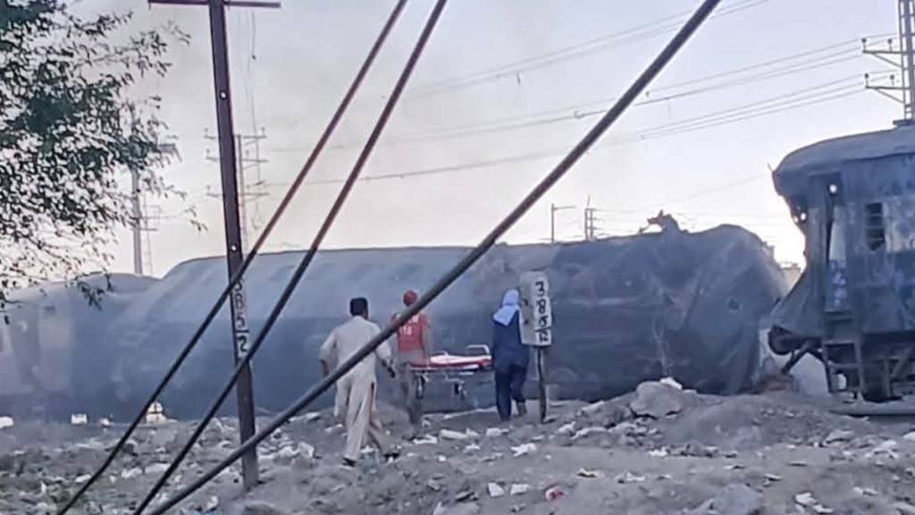巴基斯坦一客运列车遭爆炸袭击，至少27人死亡。X@Eagle Eye