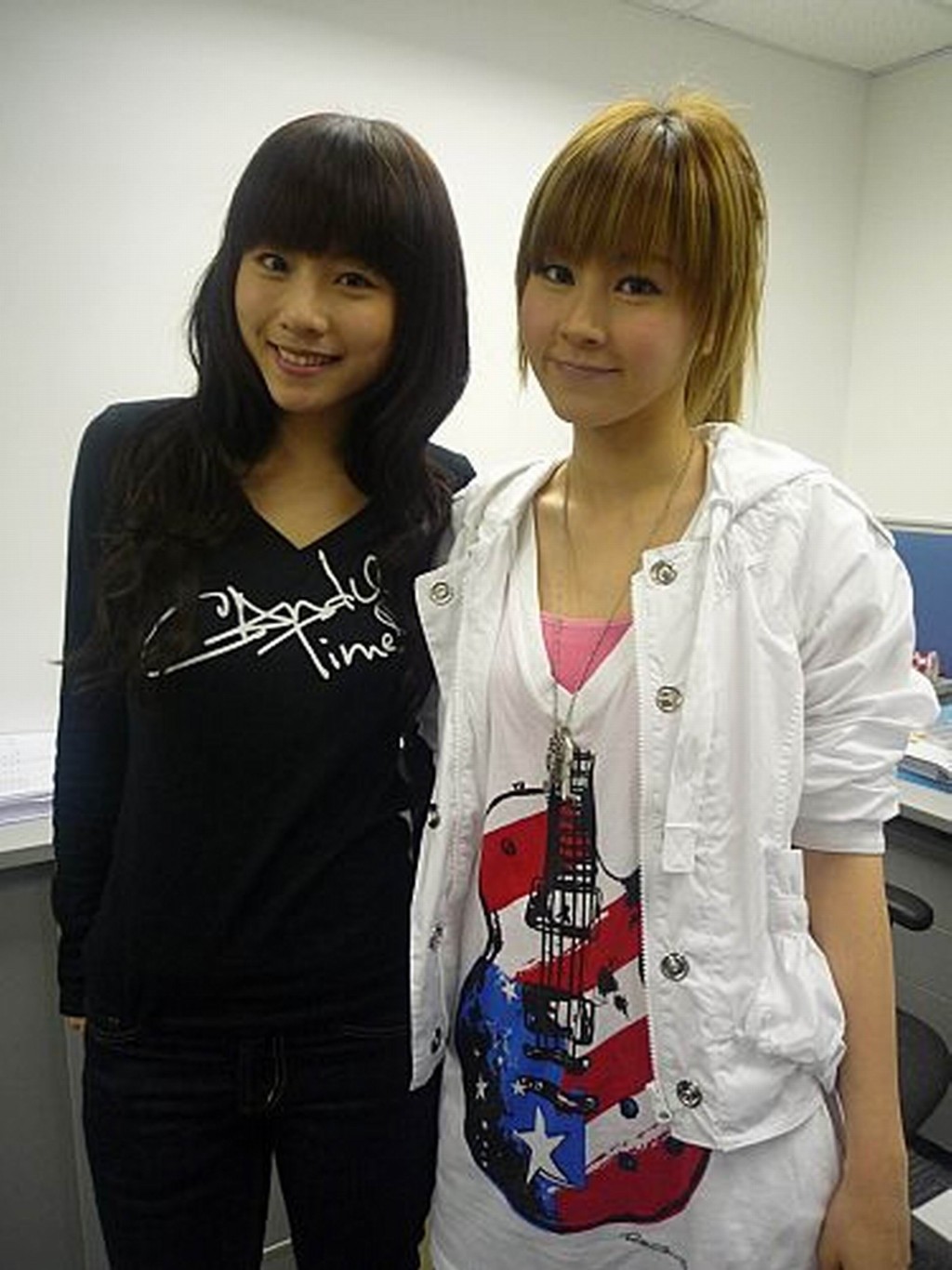 傅穎年前主動擁抱鄧麗欣破冰。