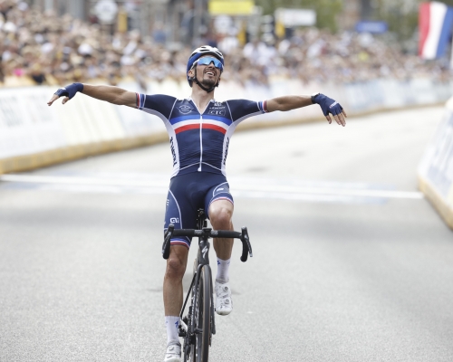 阿拉菲利普率先冲线。 AP