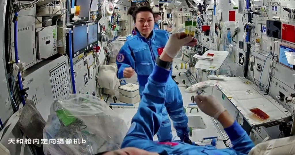 黎家盈駐留太空逾80日,配合隊友採血兼操練手控對接。載人航天小喇叭 黎家盈駐留太空逾80日,配合隊友採血兼操練手控對接。載人航天小喇叭
