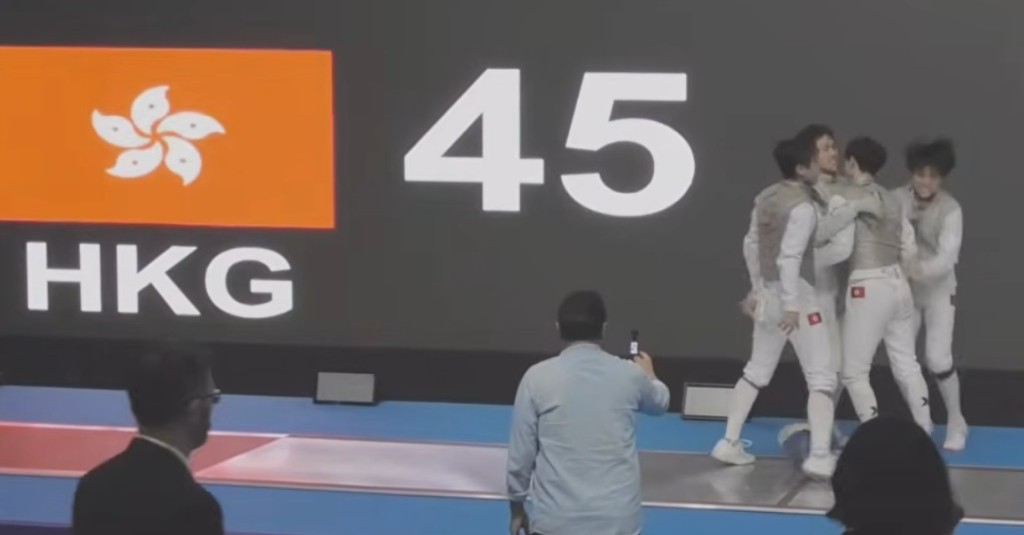 香港少年男花隊奪冠後開心一刻。直播截圖