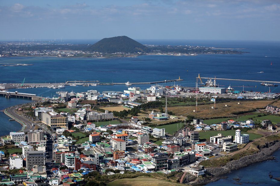 济州岛吸引不少外国游客。新华社