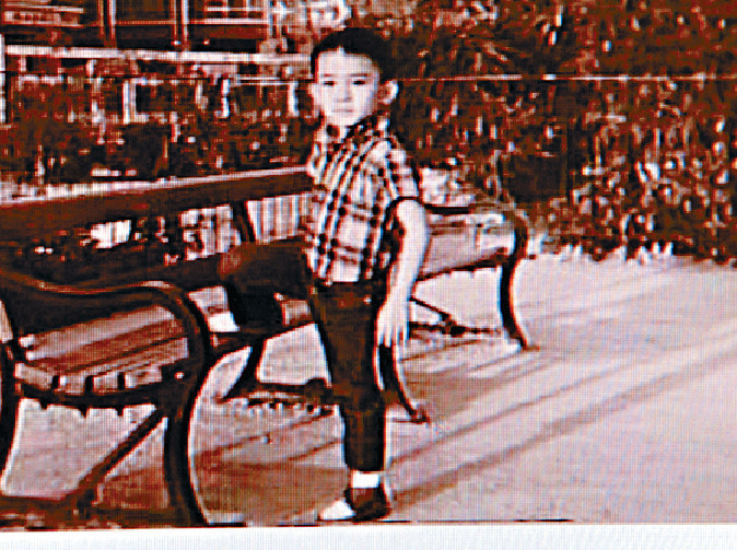 ■偉仔四歲時，父親未離家，他得戚地踏長椅拍照，敢於流露情緒。