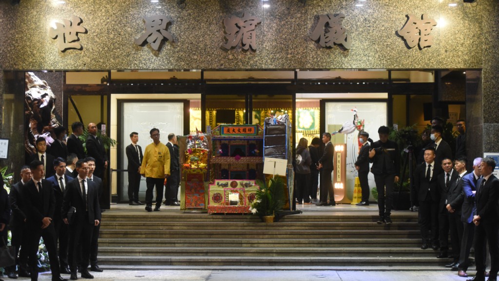 消防員邱耀文殉職｜世界殯儀館設靈 李家超送花牌致哀 鄧炳強楊恩健到場吊唁