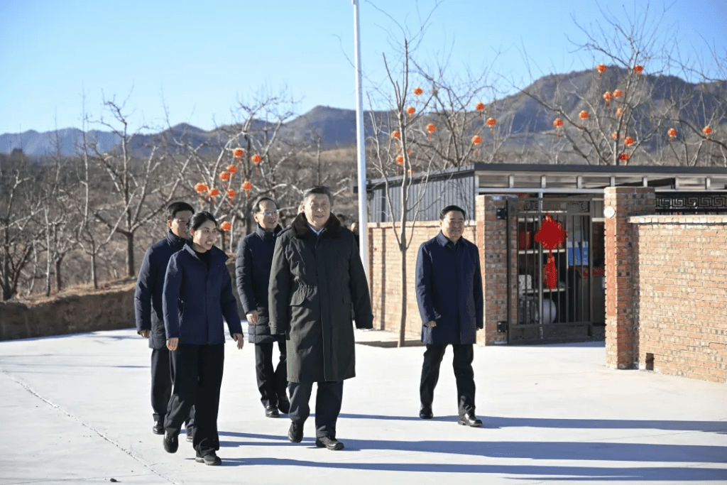 習近平赴遼寧葫蘆島市慰問民眾，考察水災重建情況。（新華社）