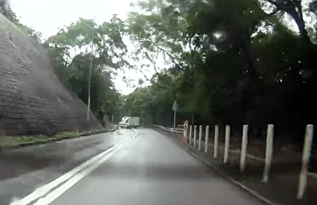 貨車疑天雨路滑失控。網上截圖
