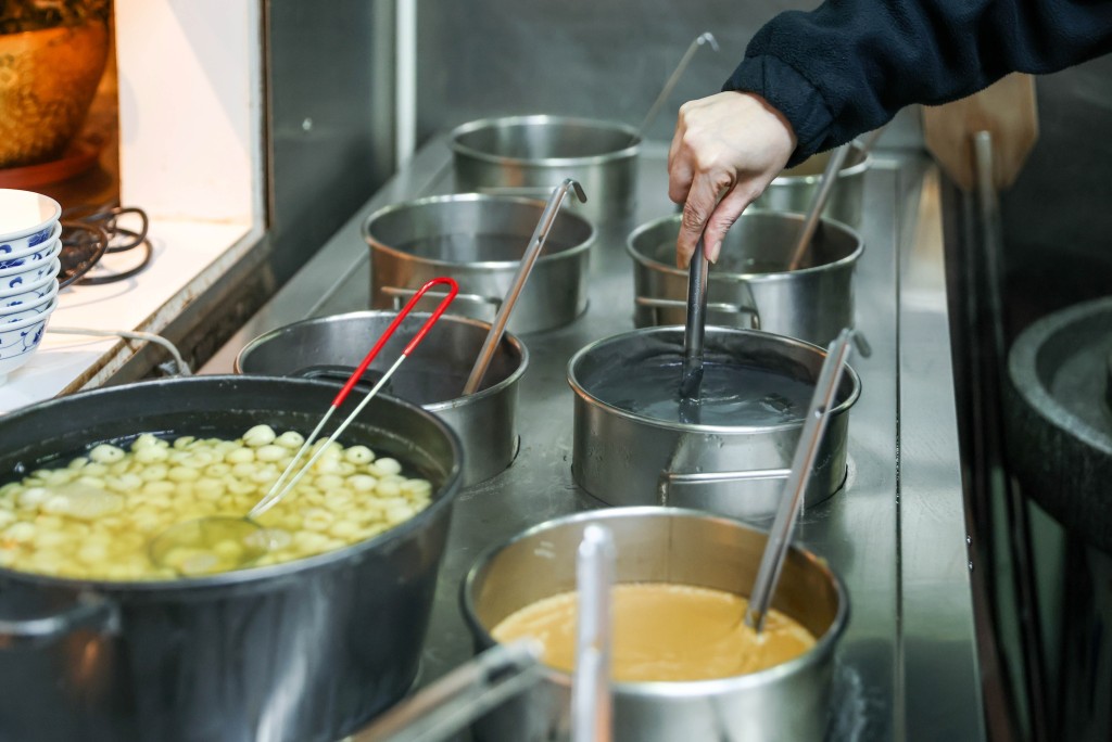 面對成本控制，源記選擇了「部分電動化」，石磨本身已採用電動摩打二、三十年，並非純人手推磨，但拒絕使用破壁機。