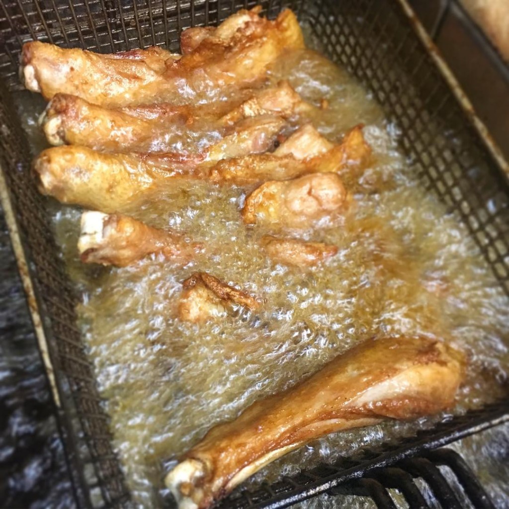 雞脾要經2次油炸,第一次去血水、雜味,第二次炸熟炸脆。