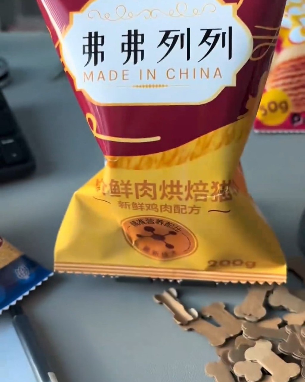 内地宠物经济市场庞大，有工作制作各式宠物祭品。微博@喜气洋洋子