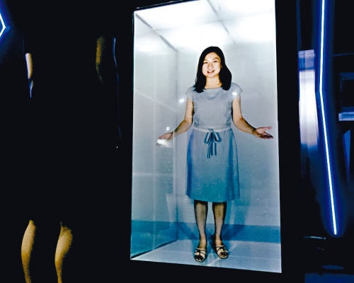 「十曜工房」團隊研發全息影像移動裝置。