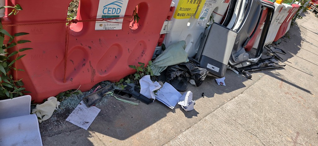 地上遺下大批碎片。