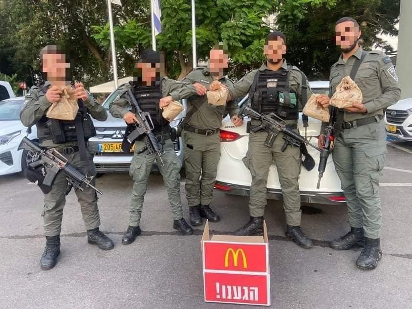 以军一手拿着武器一手拿着麦当劳餐拍认证照。 网上图片