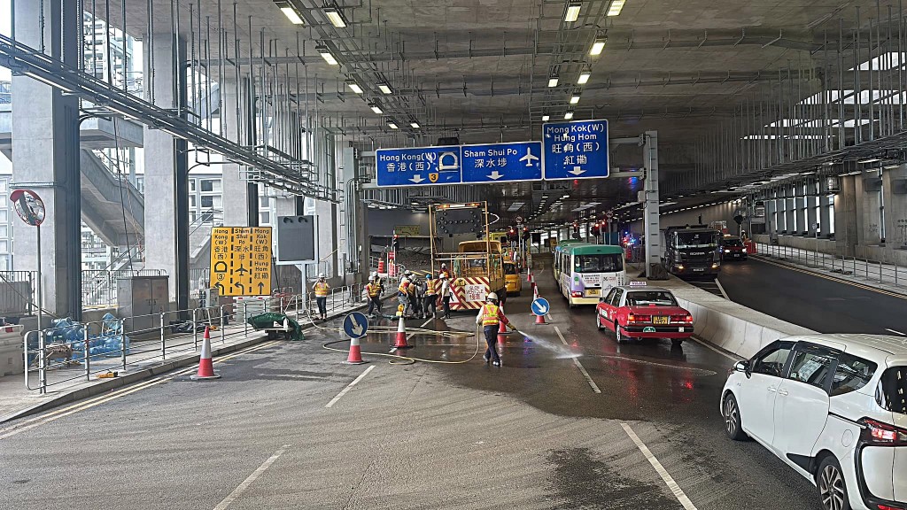 工人在場清理泥石。fb:車cam L(香港群組) 工人在場清理泥石。fb:車cam L(香港群組)