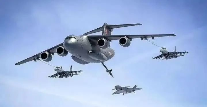 运油-20可同时为三架战机加油。