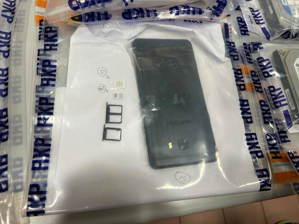 警方從被捕男子的寓所內撿取思疑與案有關的電腦設備。 警方從被捕男子的寓所內撿取思疑與案有關的電腦設備。
