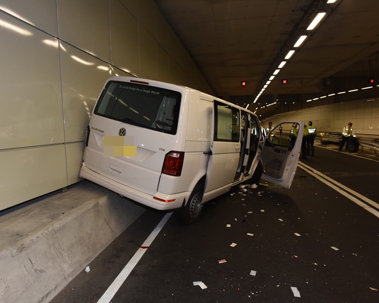 客貨車失事撞向路中風琴式分隔防撞欄後,反彈掉頭鏟上石壆。