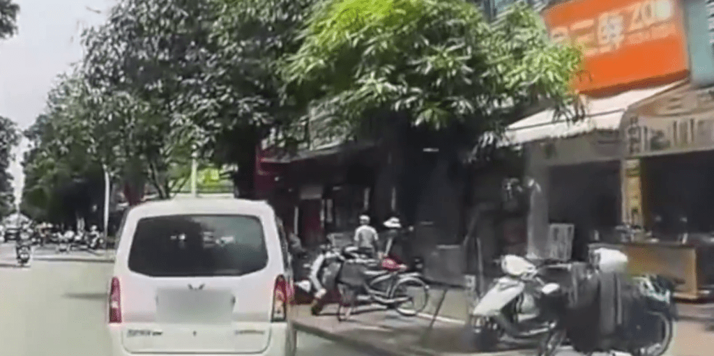 警用巡邏車疑似失控。 警用巡邏車疑似失控。