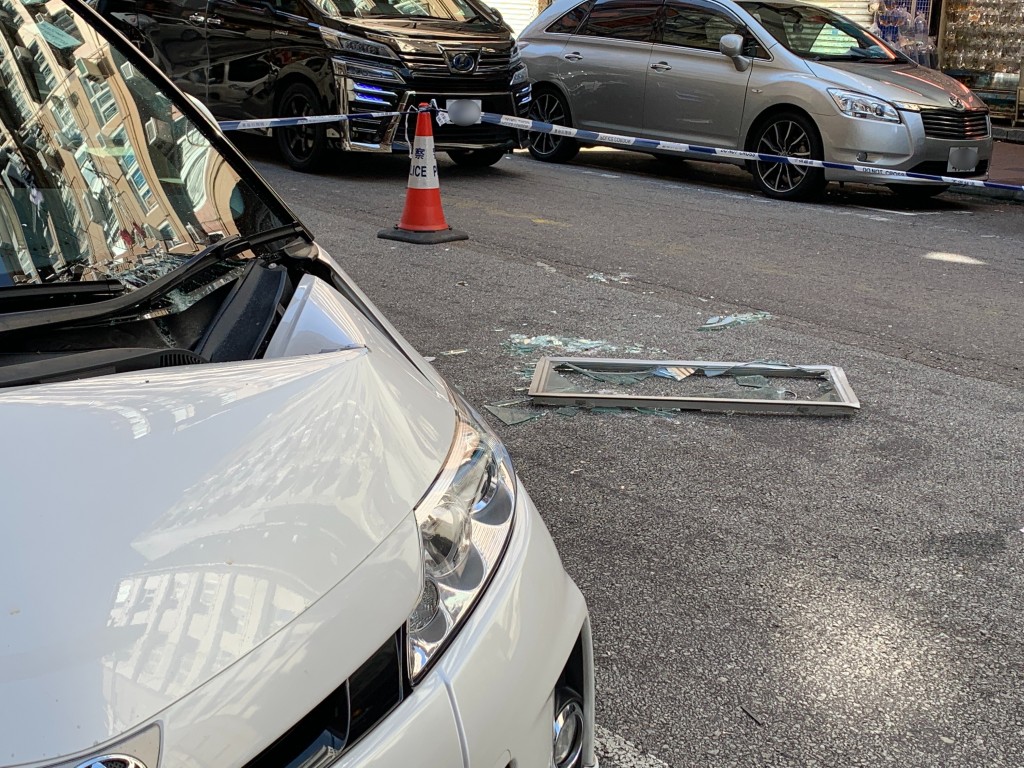 私家車左邊車頭損毀。