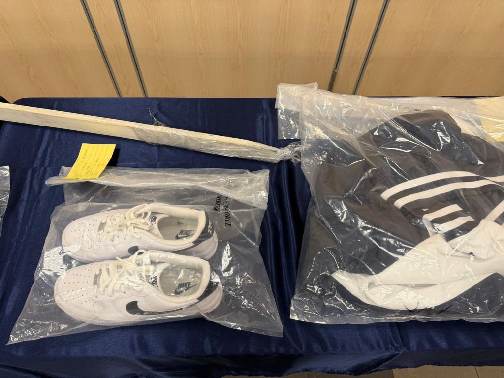 懷疑涉案人衣著。 懷疑涉案人衣著。