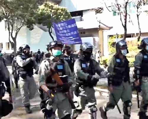 警方展示藍旗警告 。港台截圖