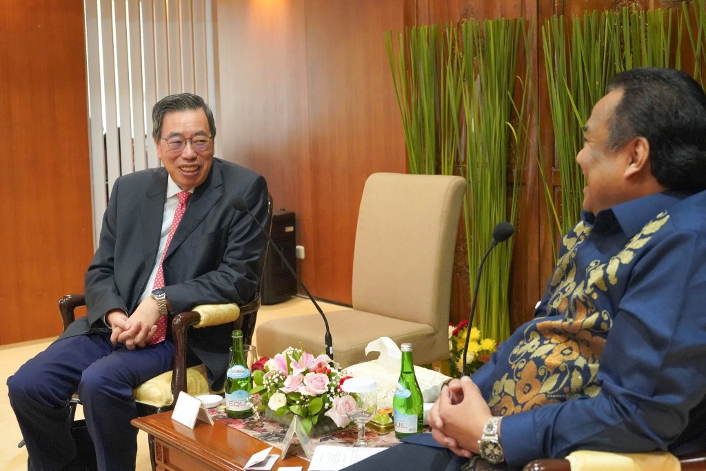 梁君彦(左)期望立法会能继续与印尼国会交流，巩固香港与印尼的友谊。